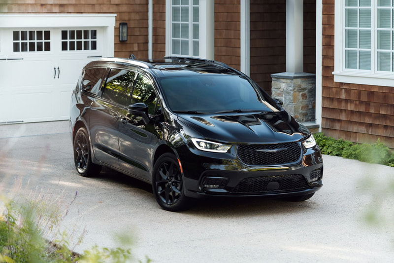 2021 Chrysler Pacifica S front